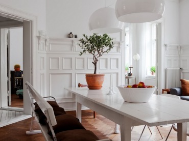 salon , który mieści w sobie kilka stylów - tradycję szwedzką, styl klasyczny w sztukateriach na ścianie, skandynawski...