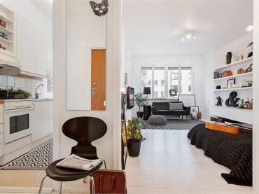 kolejny pomysł na proste urządzenie  małego mieszkania o powierzchni 37 m2 - białe wnętrze z czarnymi meblami i dekoracjami, modne żarówki na kablu,nowoczesny stół z krzesłami w kuchni, proste półki w pokoju - jest to, co niezbędne i możliwe na malej powierzchni - proste, czarno-białe, standardowe, ale może Was zainspiruje ...