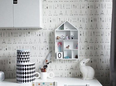 Graficzne tapety na ścianie w pokoju dziecięcym,białe biurko i szafka wisząca,białe krzesełko dziecięce ponmalowane w kolorowe kropki (28502)
