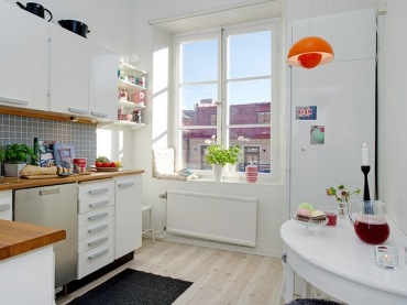 typowe mieszkanie skandynawskie , ale w radosnym wydaniu - mamy oprócz bieli trochę intensywnego błękitu, pomarańczy i...