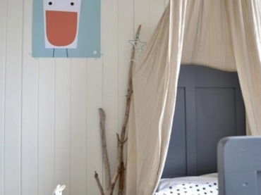 W pokoju dziecięcym na masywnej gałęzi zawieszono baldachim opadający na łóżko, który zdecydowanie urozmaica i nadaje...