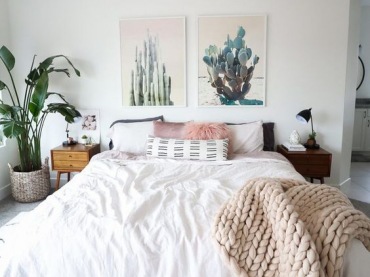 Aranżację białej sypialni urozmaicają pastelowe dodatki. Wprowadzają lekki romantyczny charakter do wnętrza. Duży kwiat...