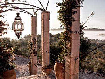 zaintrygował mnie ten dom na Majorce - czarne lampiony lampy wiszące w egzotycznej dla nas stylistyce marokańskiej,...