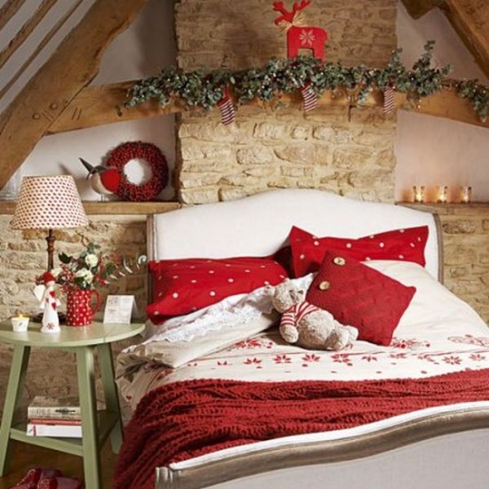 Czerwone poduszki, wianki i dekoracje świąteczne w sypialni