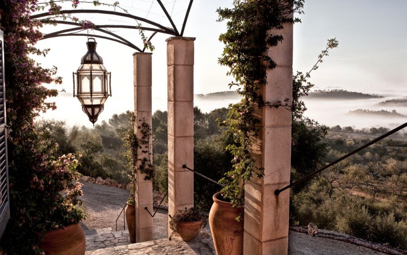Marokańskie latarenki,gliniane wazony i pnacza na śródziemnomorskim tarasie