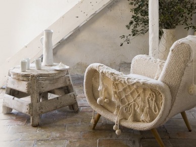 Dziergany fotel i drewniany stoliczek pomocniczy z drewnianej palety i wieka z beczki (25320)