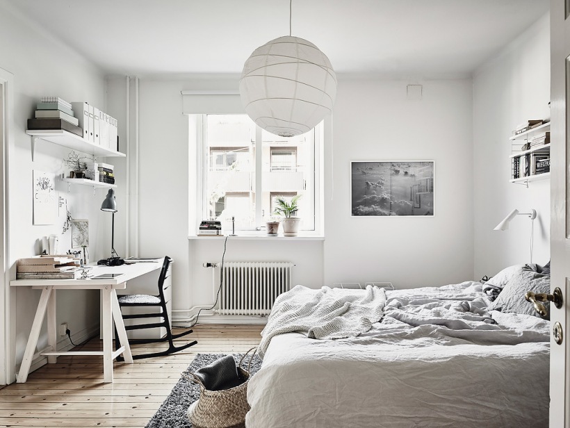 Biała sypialnia z kącikiem biurowym,biurko na kozłach w stylu skandynawskim,aranzacja białej sypialni