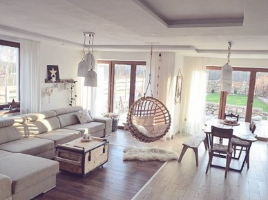 Wyjątkowa aranżacja mieszkania z drewnem i huśtawkami, czyli wnętrza tygodnia z instagramu :)