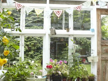 uroczy biały domek w Anglii z romantyczną oranżerią i altaną w ogrodzie - warto obejrzeć swobodne kompozycje roślin i dekoracji....