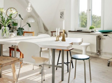 biała aranżacja skandynawskiego mieszkania, które jest miłym, łagodnym wystrojem w stylu loft, z elementami starzonych...