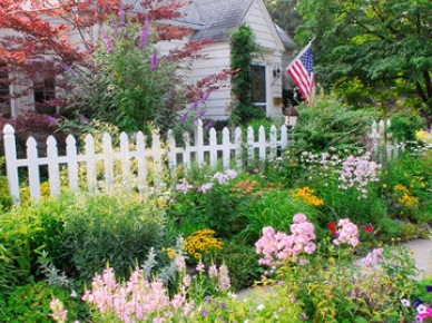 Wiosną oczekujemy na kolorowe kwiaty  - jak je zaaranżować wokół domu ? oto kilka przykładów miłych dla...