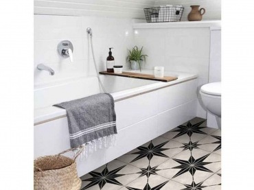 W aranżacji łazienki całą uwagę przykuwa do siebie wzorzysta podłoga z motywem gwiazd. To bardzo oryginalne...