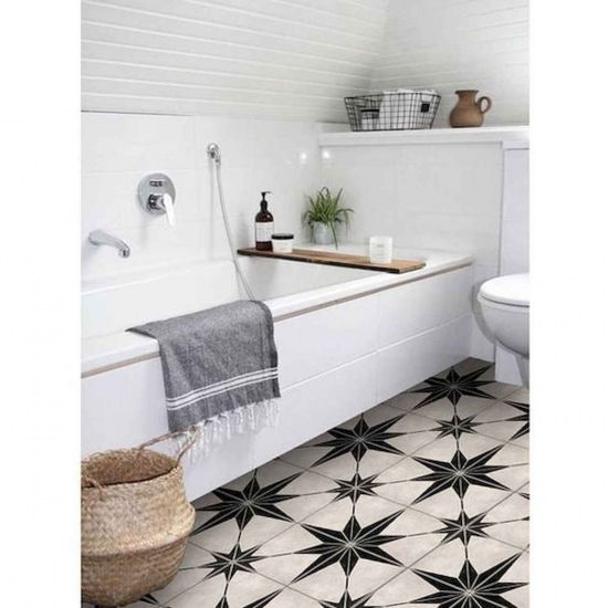 Podłoga ze wzorem gwiazd w aranżacji łazienki na poddaszu