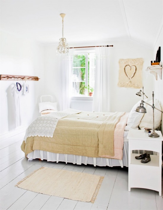 Biała sypialnia z dekoracjami w stylu vintage