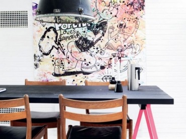Czarny stół na różowych kozłach,czarna duża metalowa lampa industrialna,abstrakcyjny mural na ścianie w jadalni (47692)