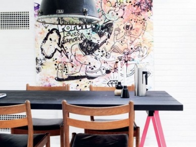 Czarny stół na różowych kozłach,czarna duża metalowa lampa industrialna,abstrakcyjny mural na ścianie w jadalni (47692)