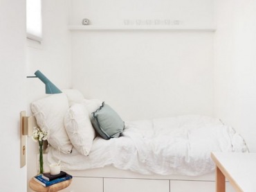 Mała biała sypialnia rozczula przytulnością i pomimo naprawdę niewielkich rozmiarów jest całkiem funkcjonalnie...