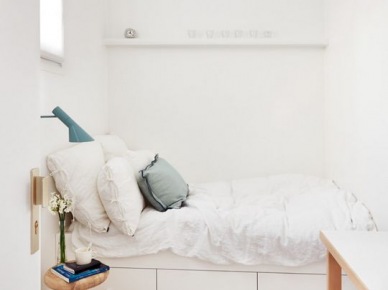 Mała biała sypialnia w stylu skandynawskim (49337)