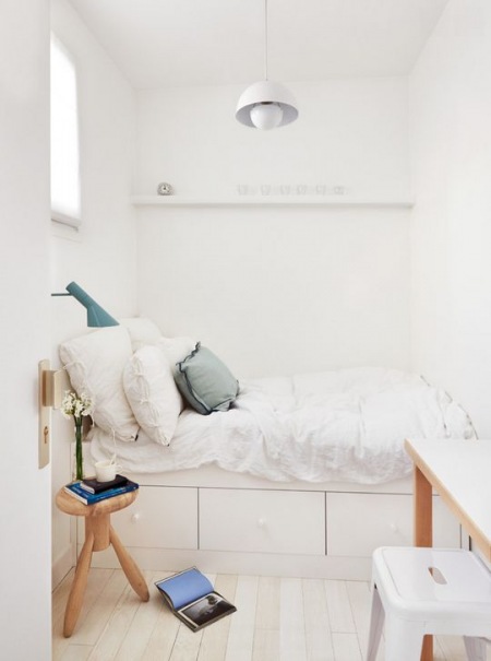 Mała biała sypialnia w stylu skandynawskim
