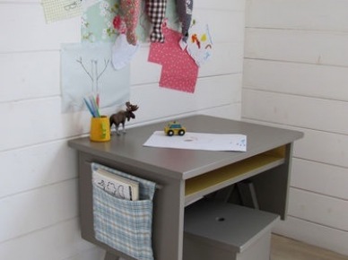 Szare drewniane biurko z taboretem w bialym pokoju dziecięcym (19885)