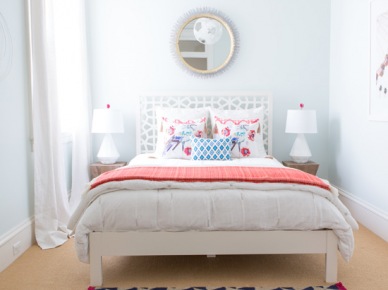 Biała rama łóżka dodaje lekkości, natomiast ciekawe wezgłowie sprawia, że aranżacja sypialni staje się bardzo oryginalna. Do ażurowego wzoru dopasowano niektóre dodatki, takie jak poduszka czy...
