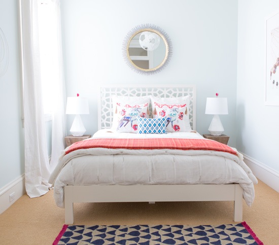 Mała sypialnia w pastelowych kolorach i z oryginalnymi dodatkami