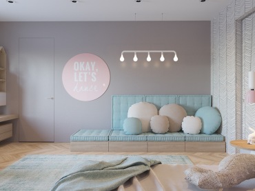 Duża typografia w kółku nawiązuje kształtem do mniejszych poduszek, a kolorem do innych różowych dodatków w pokoju...