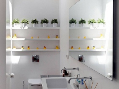 Białe półeczki na ścianie w łazience z długą prostokatną umywalką na czarnym blacie szafki,długie prostokatne lustro bez ram nad umywalką (26022)