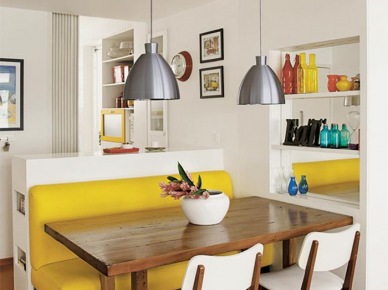 Kolorowe dodatki i drewniany stół w jadalni (50871)
