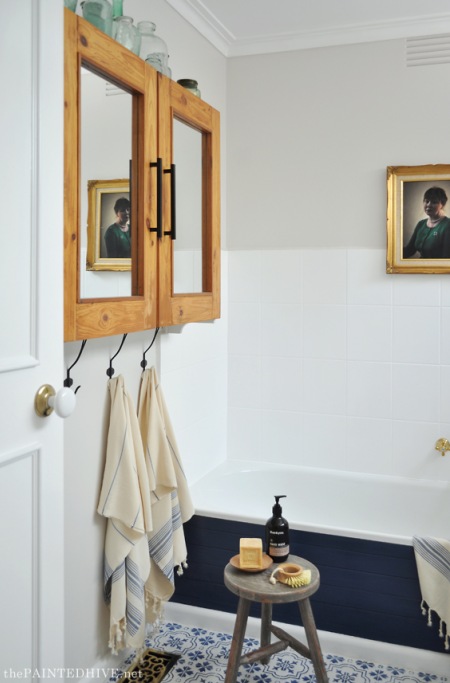 Drewniana szafka z lustrzanymi drzwiczkami w łazience