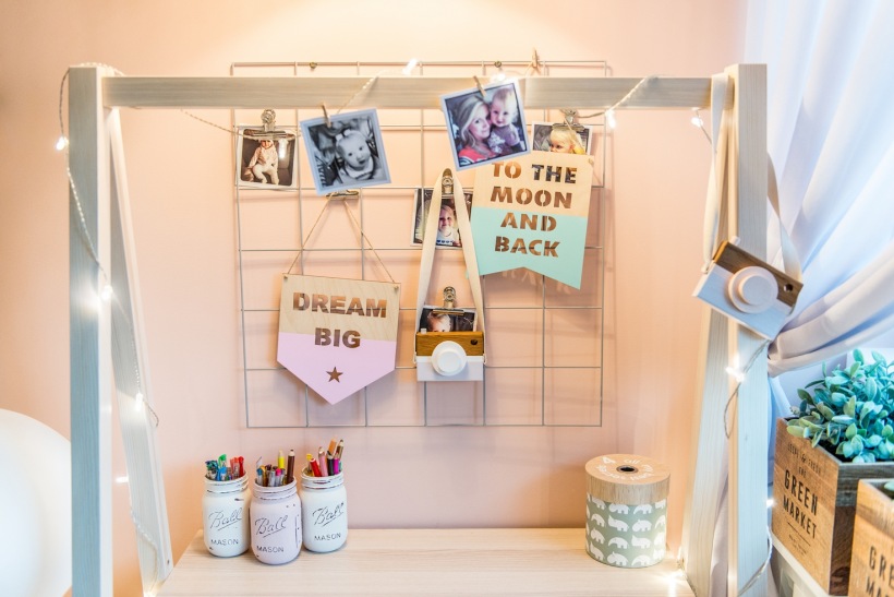 Biurko z tablicą inspiracji w pokoju dziecięcym