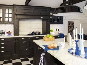 bardzo oryginalna kuchnia - czarne meble kuchenne wspaniale prezentują się na tle białych ścian i czarno-białej...
