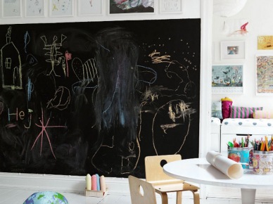 Ściana pomalowana  farbą tablicową w dziecięcym pokoju (22392)