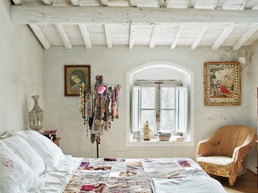 czym się wyróżnia styl w Toskanii ? - białe tynki ścianach, kamienne posadzki i dużo drewnianych belek przy suficie...