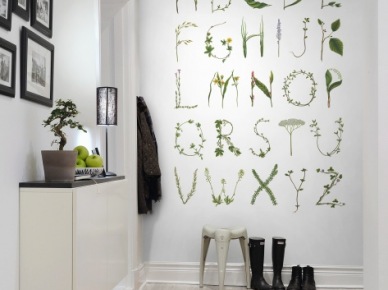 Ziołowe abecadło na tapecie w dekoracji białej ściany w korytarzu skandynawskim (25359)