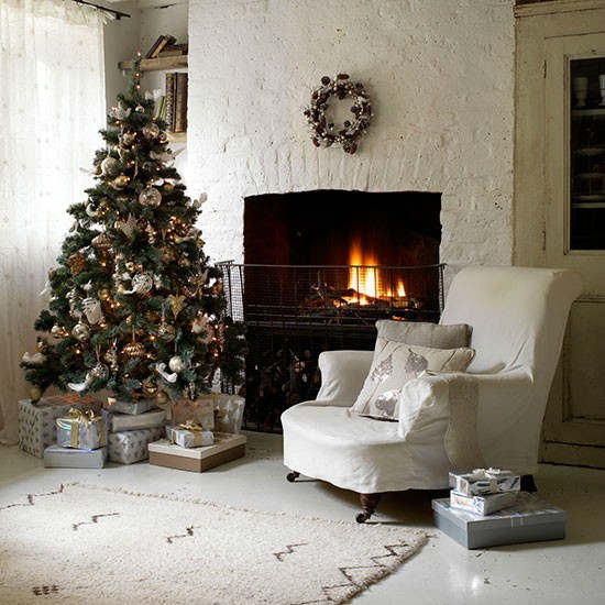 Biało-złoty salon z kominkiem  w świątecznej dekoracji