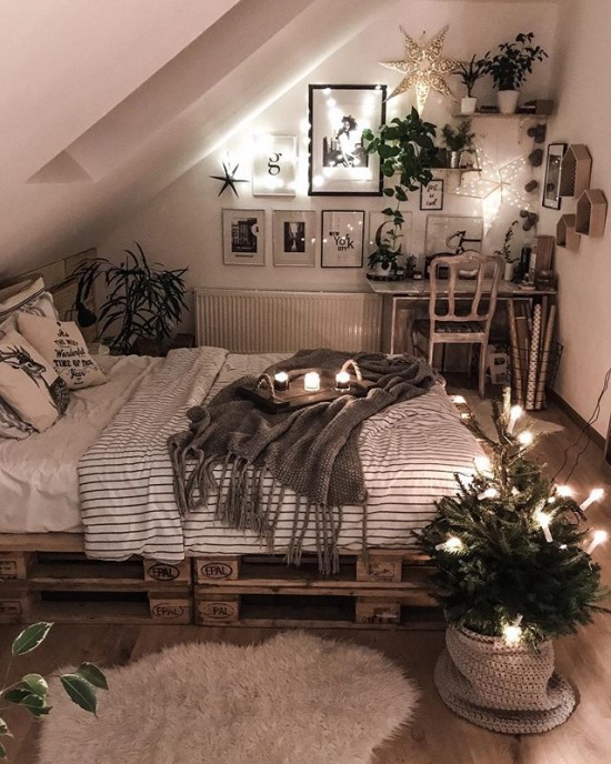 Dekoracje świetlne w aranżacji sypialni w świątecznym stylu