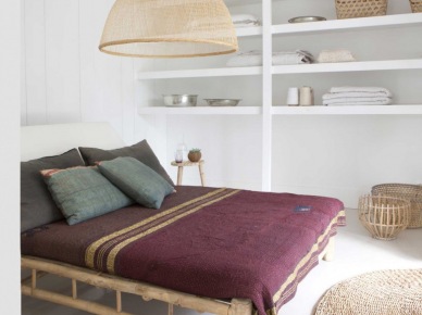 Wrzosowa pościel z lnu,szare poduszki na bambusowym łóżku,bambusowe lampy i kosze (47707)