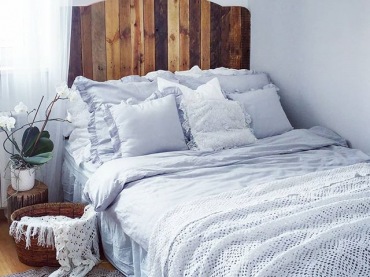 Mała sypialnia pełna jest uroku i romantycznej atmosfery. Drewniane wezgłowie łóżka wnosi sporo naturalnego charakteru...