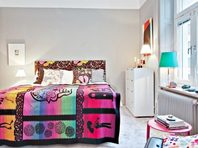 Kolorowe łóżko z szarymi ścianami  w tle - wygląda...