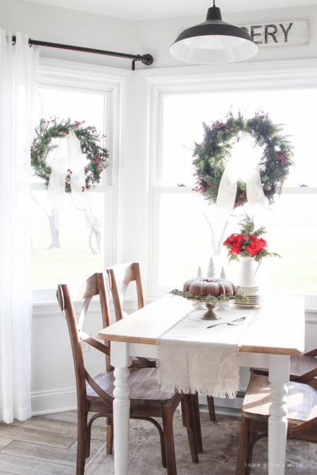 Świąteczne wianki jako dekoracja okien w jadalni