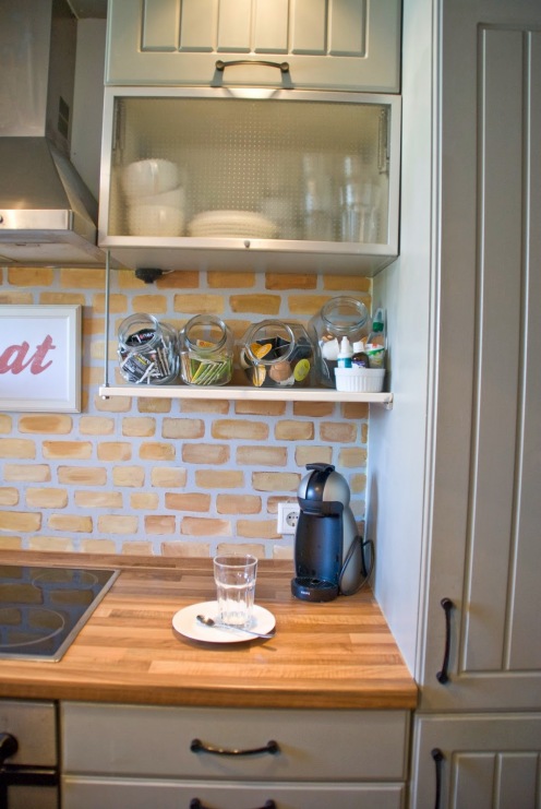 Otwarte półki w aranżacji kuchni stanowią wdzięczną wystawkę dla dobranych do wystroju pojemników czy naczyń. Ściana z...