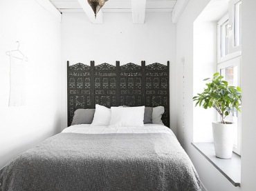 Sypialnia jest malutka, podwójne łóżko ma szerokość niewiele mniejszą od szerokości ściany. Mimo tego aranżacja pokoju...
