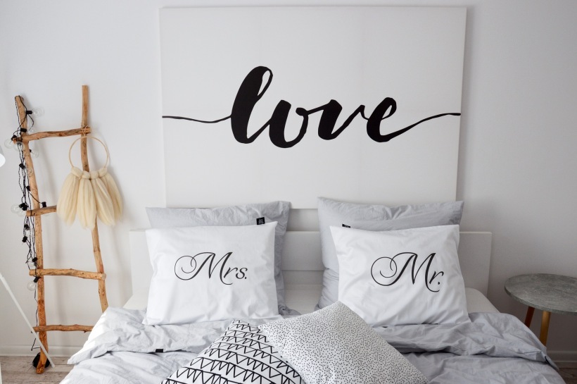 Romantyczna typografia w sypialni
