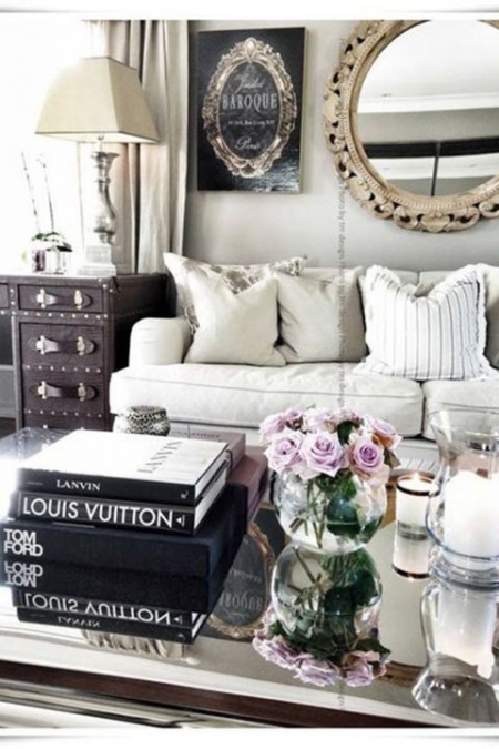 Biała sofa w salonie glamour