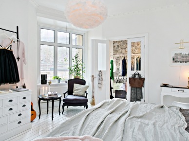 Sypialnia w stylu skandynawskim ze stylowym fotelem i okrągłym stolikiem (28411)