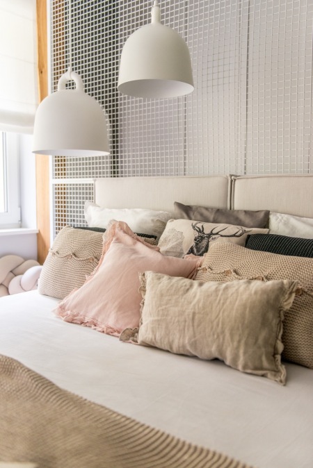 Pastelowe poduszki i dodatki do sypialni z białymi meblami