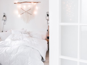 Nad łóżkiem w sypialni przymocowano maleńkie poroże, znany z inspiracji wnętrzarskich symbol stylu skandynawskiego. Na...