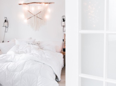 Biała sypialnia w stylu skandynawskim (49996)