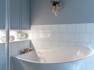 Piękny kącik kąpielowy w biało-szarej łazience (52391)